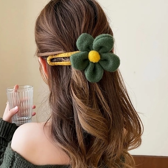 New Women’s plush Flower Hair Claw Clip Pin Floral Hair Accessories in 6 Color - Picture 4 of 16